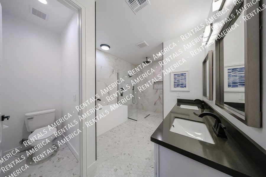 2418 E Amelia Ave property image