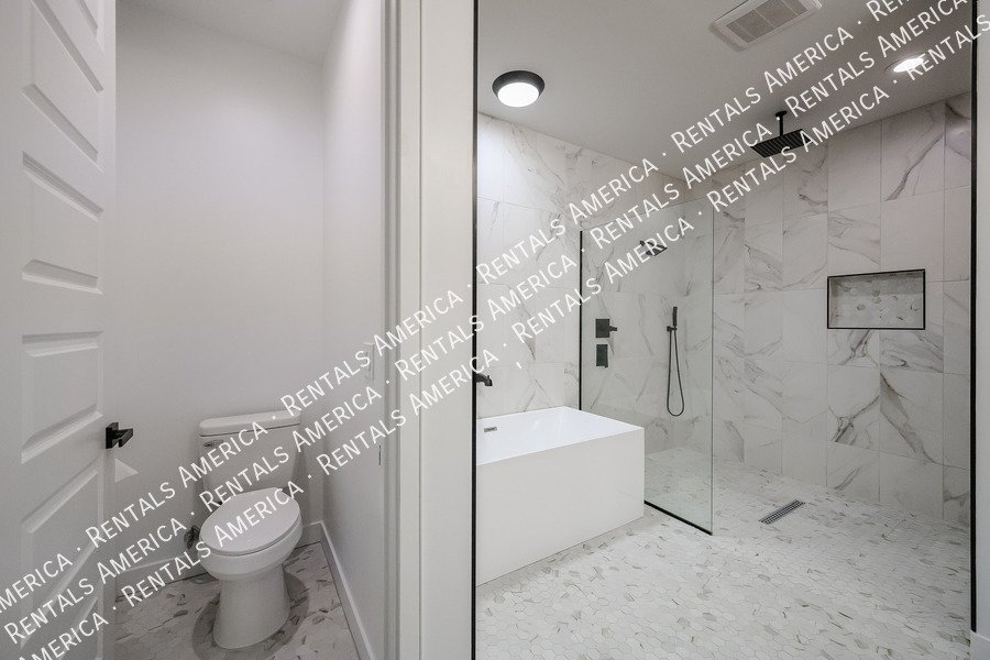 2418 E Amelia Ave property image