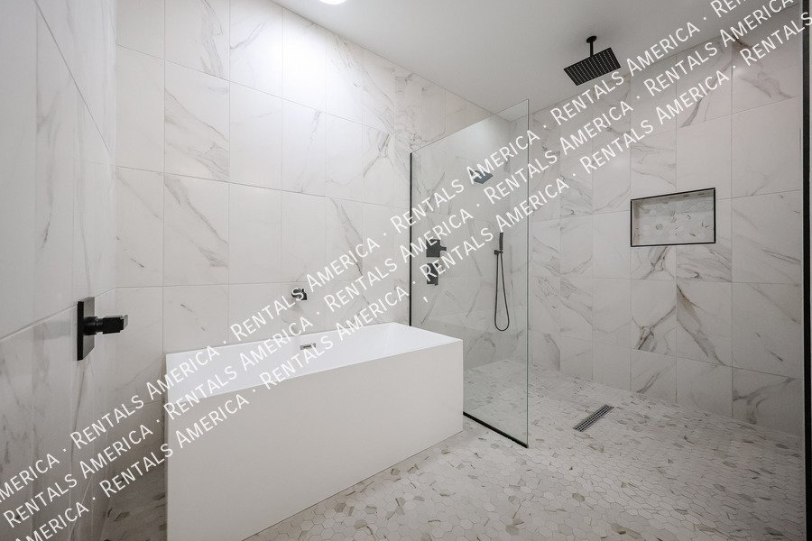 2418 E Amelia Ave property image