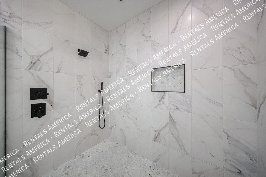 2418 E Amelia Ave property image