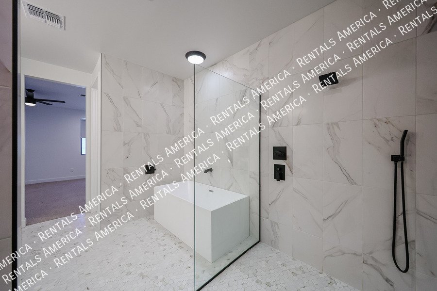 2418 E Amelia Ave property image