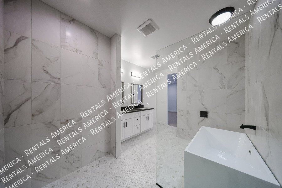 2418 E Amelia Ave property image