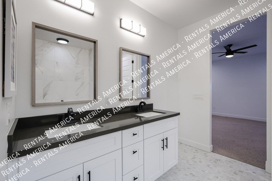 2418 E Amelia Ave property image