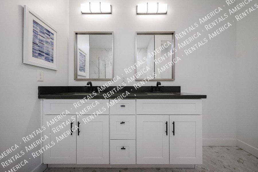 2418 E Amelia Ave property image