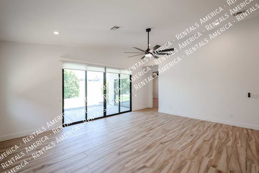 2418 E Amelia Ave property image