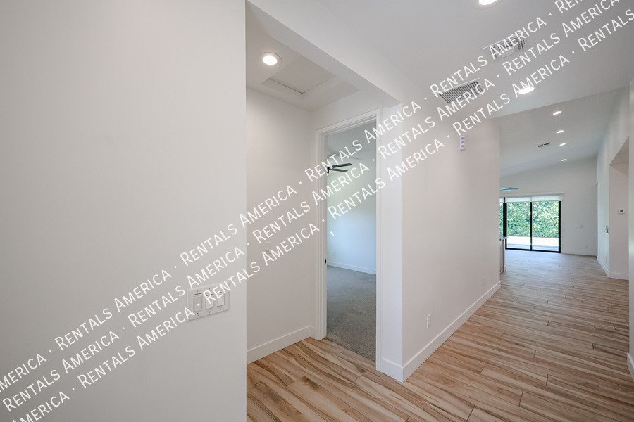 2418 E Amelia Ave property image