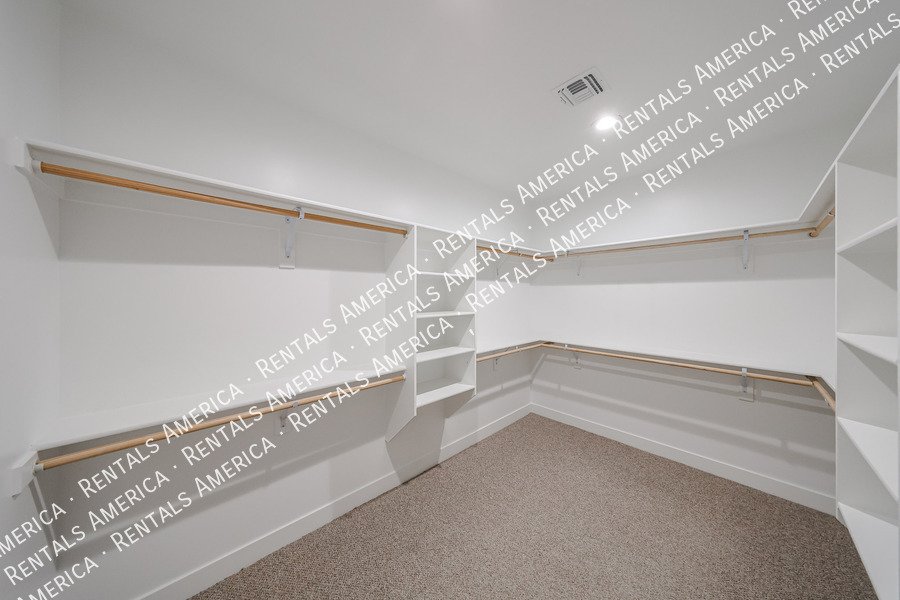 2418 E Amelia Ave property image