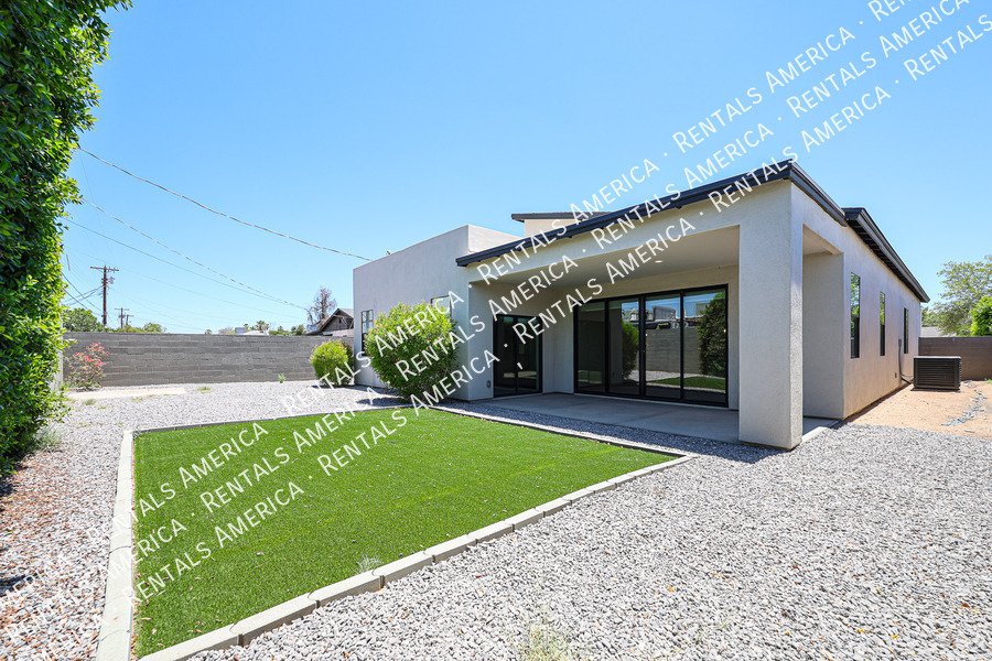 2418 E Amelia Ave property image