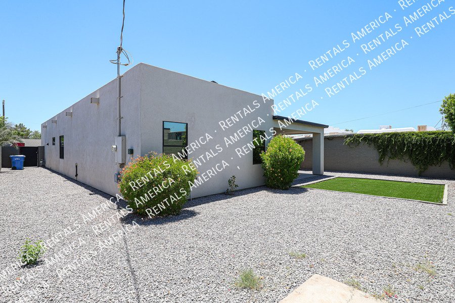 2418 E Amelia Ave property image