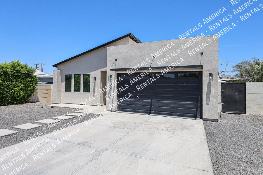 2418 E Amelia Ave property image