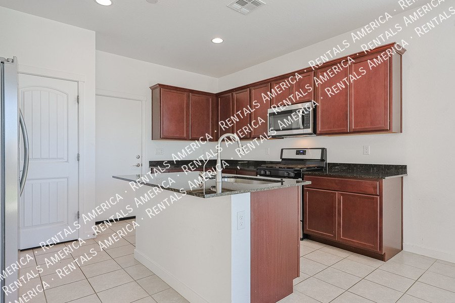 4 bedroom 2.5 bath in Glendale property image