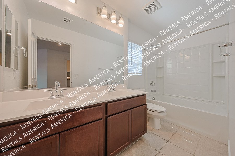4 bedroom 2.5 bath in Glendale property image