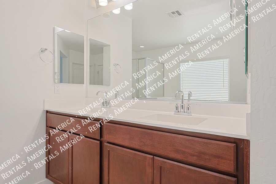 4 bedroom 2.5 bath in Glendale property image